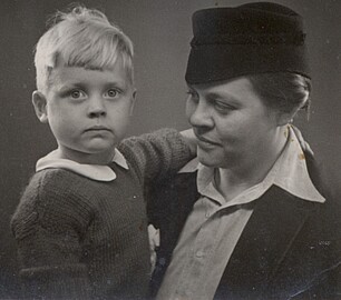Irmgard Posner mit ihrem Sohn Michael, ca. 1939