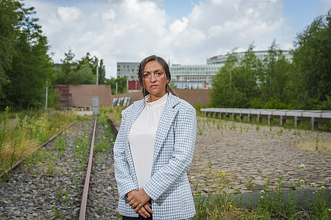 Shlica Weiß steht am Gedenkort „denk.mal Hannoverscher Bahnhof“