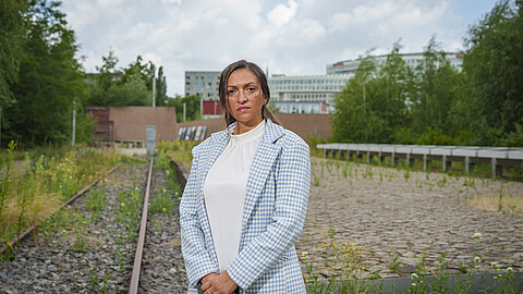 Shlica Weiß steht am Gedenkort „denk.mal Hannoverscher Bahnhof“