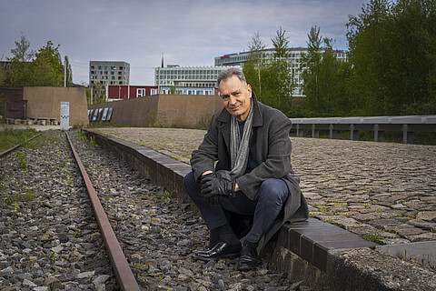 Torkel S Wächter steht am Gedenkort „denk.mal Hannoverscher Bahnhof“