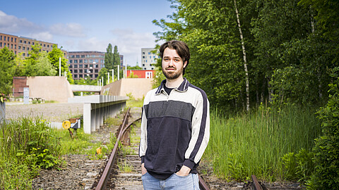 Tom, Nachkomme von Lina Czeniek, am Gedenkort „denk.mal Hannoverscher Bahnhof“, 2023