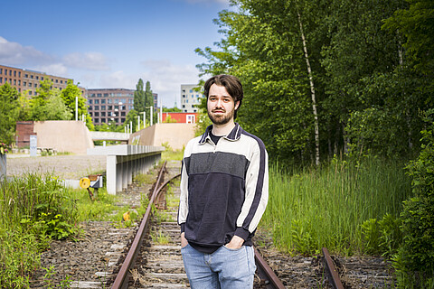 Tom, Nachkomme von Lina Czeniek, am Gedenkort „denk.mal Hannoverscher Bahnhof“, 2023