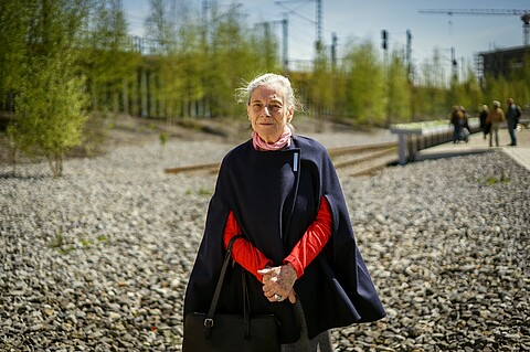 Frieda Larsen steht vor dem Gedenkort „denk.mal Hannoverscher Bahnhof“, 2017