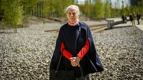 Frieda Larsen steht vor dem Gedenkort „denk.mal Hannoverscher Bahnhof“, 2017