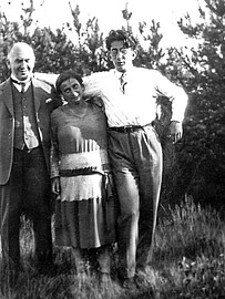 Minna und Gustav Wächter stehen zusammen vor Bäumen