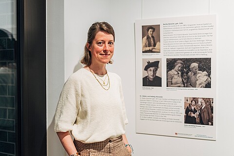 Christiane Becke mit der Ausstellungstafel über ihre Urgroßmutter Bertha Benecke