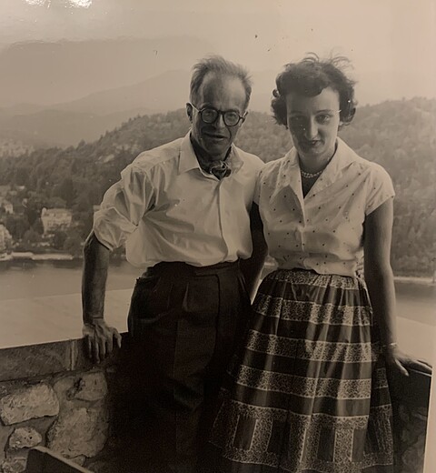Auf einem Foto aus den 1950er Jahren sieht man das Ehepaar Oppenheim. Sie stehen zentral in der Mitte des Fotos und lächeln in die Kamera. 