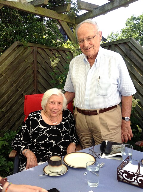 Ein Foto zeigt Kurt Goldschmidt mit seiner Frau Sonja. Sie sind in einem Garten.