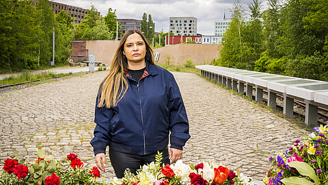 Nicole Mettbach steht am Gedenkort „denk.mal Hannoverscher Bahnhof“