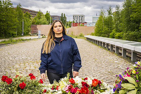Nicole Mettbach steht am Gedenkort „denk.mal Hannoverscher Bahnhof“