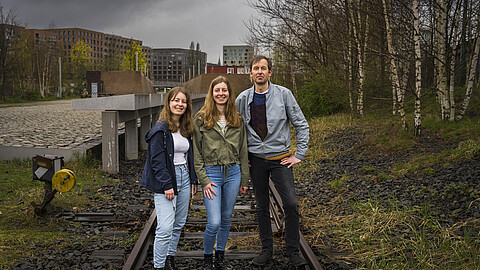 Stine, Leefke und Markus Rosenberg stehen nebeneinander am Gedenkort „denk.mal Hannoverscher Bahnhof“