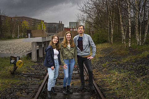Stine, Leefke und Markus Rosenberg stehen nebeneinander am Gedenkort „denk.mal Hannoverscher Bahnhof“